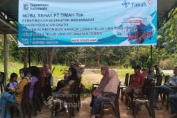 Ratusan warga Teluk Uma berobat gratis Mobil Sehat Timah