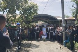 Jenazah Pratu Anumerta Zeni Sukmana disambut isak tangis