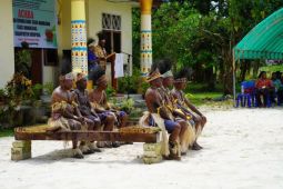 Bupati Jayapura tegaskan penguatan adat pilar stabilitas politik di kampung