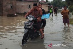 Demi akad suci, penghulu di Sergai tembus banjir gunakan sepeda motor