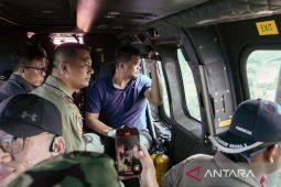Gubernur Bobby salurkan  bantuan ke wilayah terisolasi melalui heli