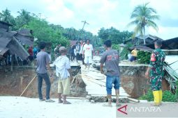 TNI bersama warga lokal bangun jembatan darurat untuk jalur pengungsi