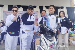 Pelajar Kobar antusias ikuti jalan sehat PGRI dan Hari Anak Sedunia