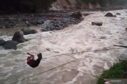 SAR Sumbar lintasi sungai gunakan tali 50 meter evakuasi korban banjir