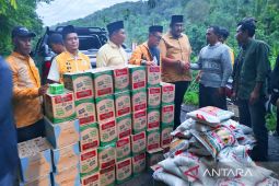 DPRD Golkar Madina salurkan bantuan bagi warga terdampak banjir