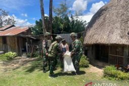Prajurit Satgas Yonif 521/DY bagi bahan pokok warga Bolakme Jayawijaya