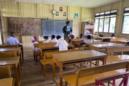 Prajurit Satgas TNi Yonif 521/DY mengajar siswa SD Inpres Eragayam