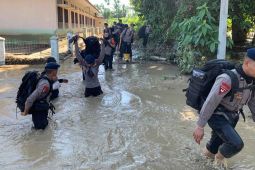 Brimob Polda Aceh salurkan logistik di wilayah terisolir banjir