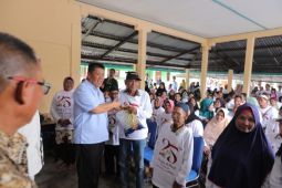 Gubernur Babel bagikan ratusan sembako kepada warga Dusun Pelepak Pute