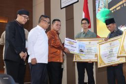 Pemprov Kepri beri hadiah 10 paket umrah