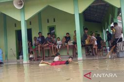Pengungsi banjir Sergai butuh selimut dan obat masuk angin dan gatal