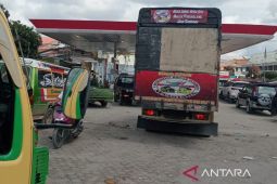 Warga Kabanjahe kesulitan BBM, pasokan ke SPBU tersendat akibat dampak banjir Medan