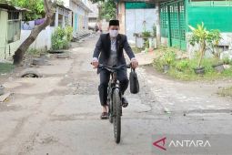 BBM langka, penghulu di Medan rela kayuh sepeda demi calon pengantin