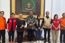 Bupati Langkat Syah Afandin terima bantuan dari Gubernur Jawa Timur buat warga terdampak banjir