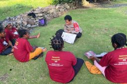 Polres Jayapura sasar Kampung Doyo Baru mengajar membaca tulis