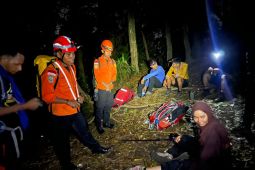 Tim SAR Gabungan evakuasi  tiga pendaki  cedera dari Gunung Gamalama