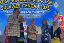 Kemenkum Sulteng serahkan sertifikat merek kepada pelaku IKM