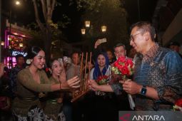 Menbud serahkan alat musik dan perkuat Seni Jalanan Malioboro