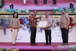 Bupati Gorontalo terima penghargaan dari Menteri Hukum