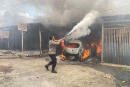 Aksi heroik personil Polres Sergai padamkan mobil terbakar