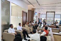Mendarat di Padang, Dony Oskaria langsung rapat dengan Dirut BUMN, bahas bantuan banjir