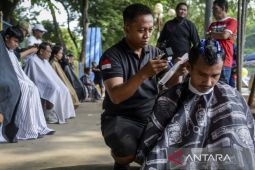 Aksi sosial pangkas rambut bayar seikhlasnya