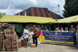 Andar Amin Harahap salurkan bantuan sembako untuk korban banjir di Desa TolangTapsel