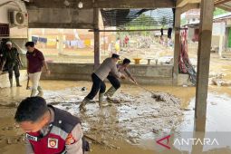 Polres Nagan Raya mengerahkan personel bersihkan lumpur sisa banjir