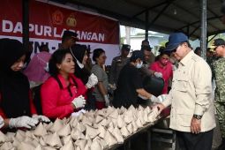 Prabowo mengecek dapur umum di Tapteng, dengar langsung cerita pengungsi