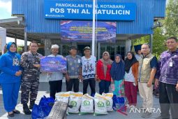Bulog-Navy distribute aid to alleviate poverty in Tanah Bumbu