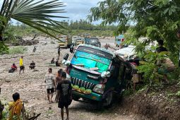 Polsek: 20 truk dan bus terjebak banjir di Amfoang
