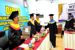 Pemkab Barut apresiasi wisuda lansia perdana inspirasi generasi muda