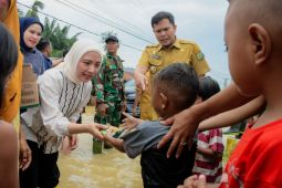 Ketua GOPTKI dan DWP Sergai berbagi makanan korban banjir