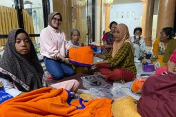 Camat Tanjung Beringin terobos banjir di malam hari antar selimut ke pengungsi