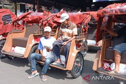 Saat listrik hadir menggantikan lelah para penarik becak lansia