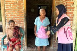 Srikandi PLN UP3 Kota Bumi tebar energi kebaikan dengan berbagi paket sembako