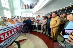 Gubernur Gorontalo perjuangkan nasib 329 guru non database
