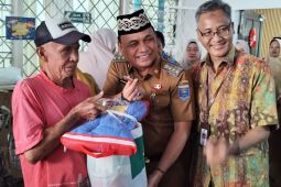 Wali Kota Metro salurkan bantuan program Atensi kepada 99 lansia