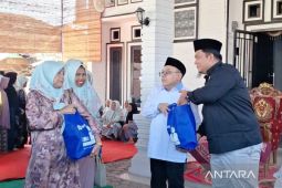 Saleh Partaonan Daulay bagikan paket sembako ke jamaah majlis taklim di Palas