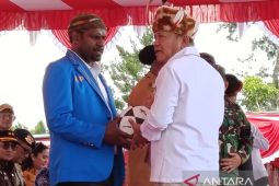 Menko Polkam serahkan sarana olahraga kepada DPD KNPI Papua Pegunungan