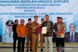 Pemkab Rejang Lebong serahkan sertifikat lahan calon Sekolah Garuda