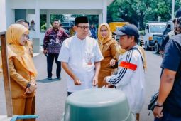 Pemkab Karawang serahkan bantuan usaha ekonomi produktif pada 80 pelaku UMKM