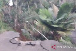 Ruas jalan desa menghubungkan Siaporik-Sihopur Tapsel amblas, Kepala Desa: Perekonomian lumpuh