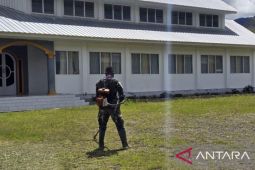 Prajurit TNI Satgas Yonif 511 bersihkan Gereja Baptis Pirime menjelang Natal