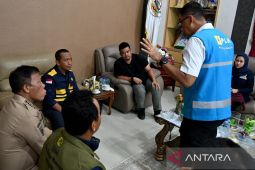 Menteri Bahlil targetkan akses listrik di Tapteng normal Jumat