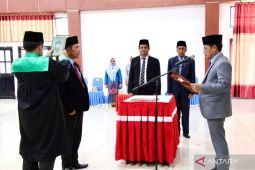 Sekda Dompu dilantik, Bupati pesan tak bangga berlebihan