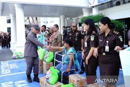 Kunjungi Kejari Medan dan Langkat, Kajati Sumut salurkan bantuan bagi warga dan pegawai terdampak banjir
