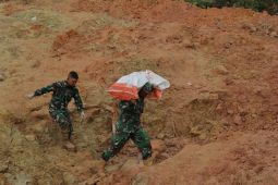 Satgas Yonif salurkan logistik desa terisolir di Tapanuli Tengah