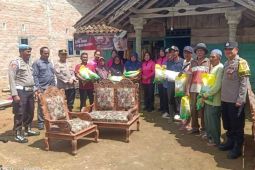 Polisi berikan bantuan ke korban puting beliung di Lambar