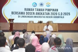 Rektor UNG berikan pembekalan bagi ratusan dosen muda